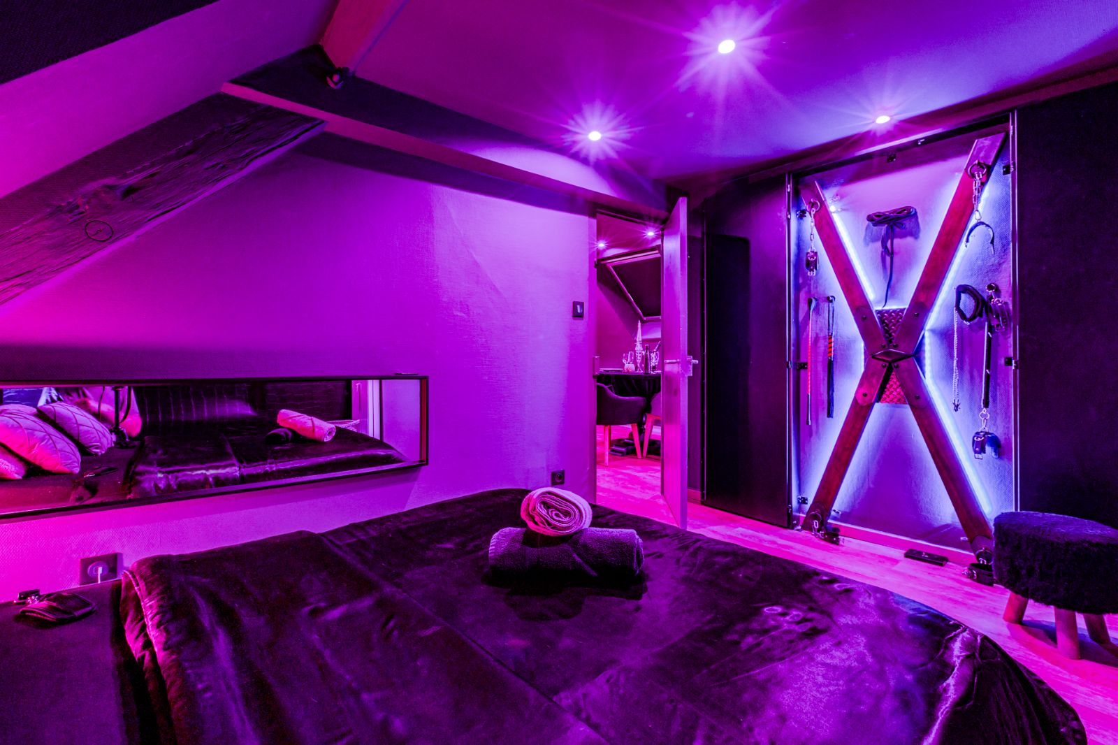 Vous vous retrouverez dans un lit orné de draps en satin noir, un grand miroir sur le côté mettra en valeur votre face cachée. Attachées au lit, des menottes pour les bras et les jambes tiennent votre partenaire en haleine.... Vous vous retrouverez dans un lit orné de draps en satin noir, un grand miroir sur le côté mettra en valeur votre face cachée. Attachées au lit, des menottes pour les bras et les jambes tiennent votre partenaire en haleine....