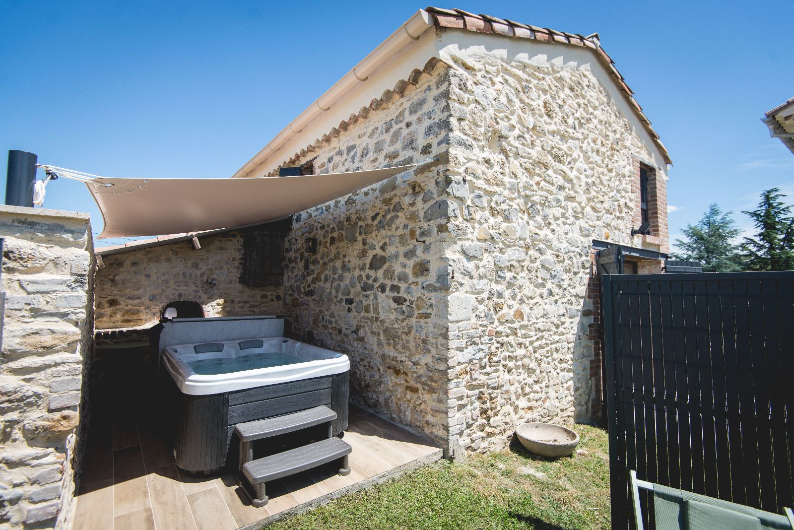 Profitez d'un moment de bien-tre dans notre spa priv,  l'abri des regards, dans un cadre de charme