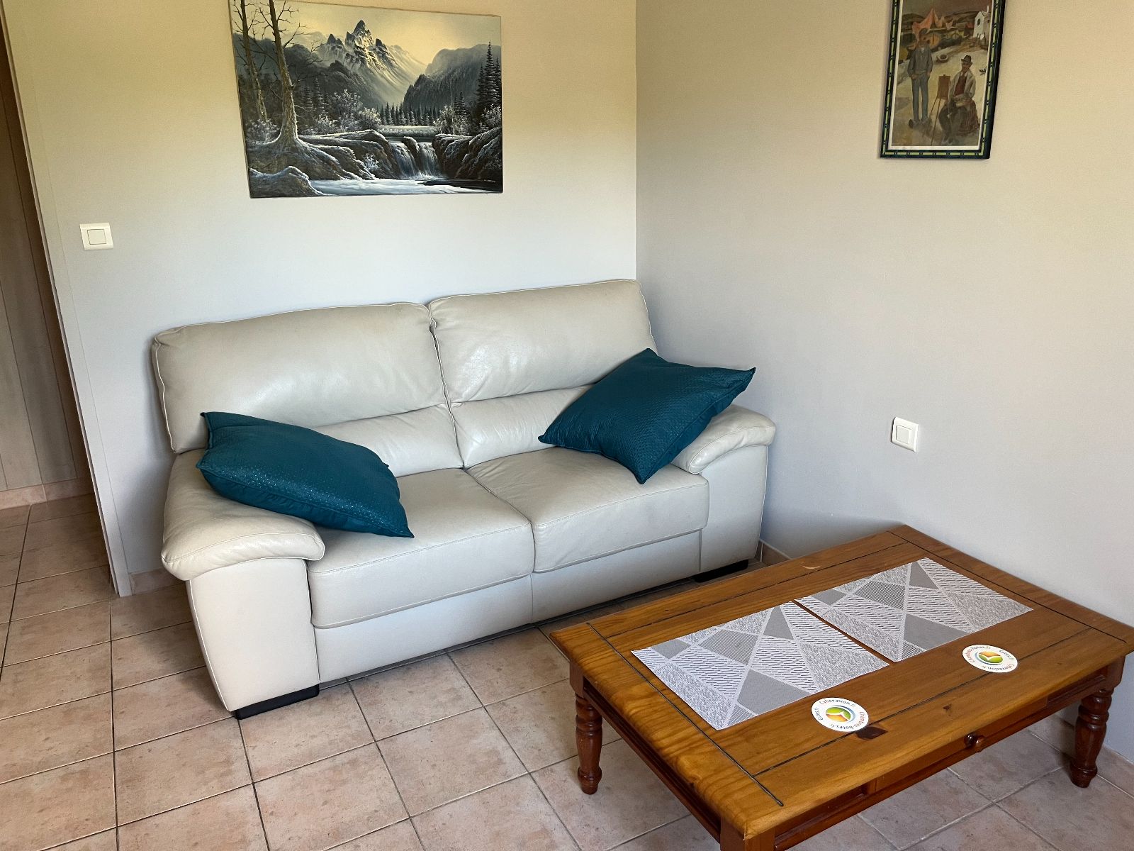 Sofa cuir et table basse pour le petit déjeuner Sofa cuir et table basse pour le petit déjeuner