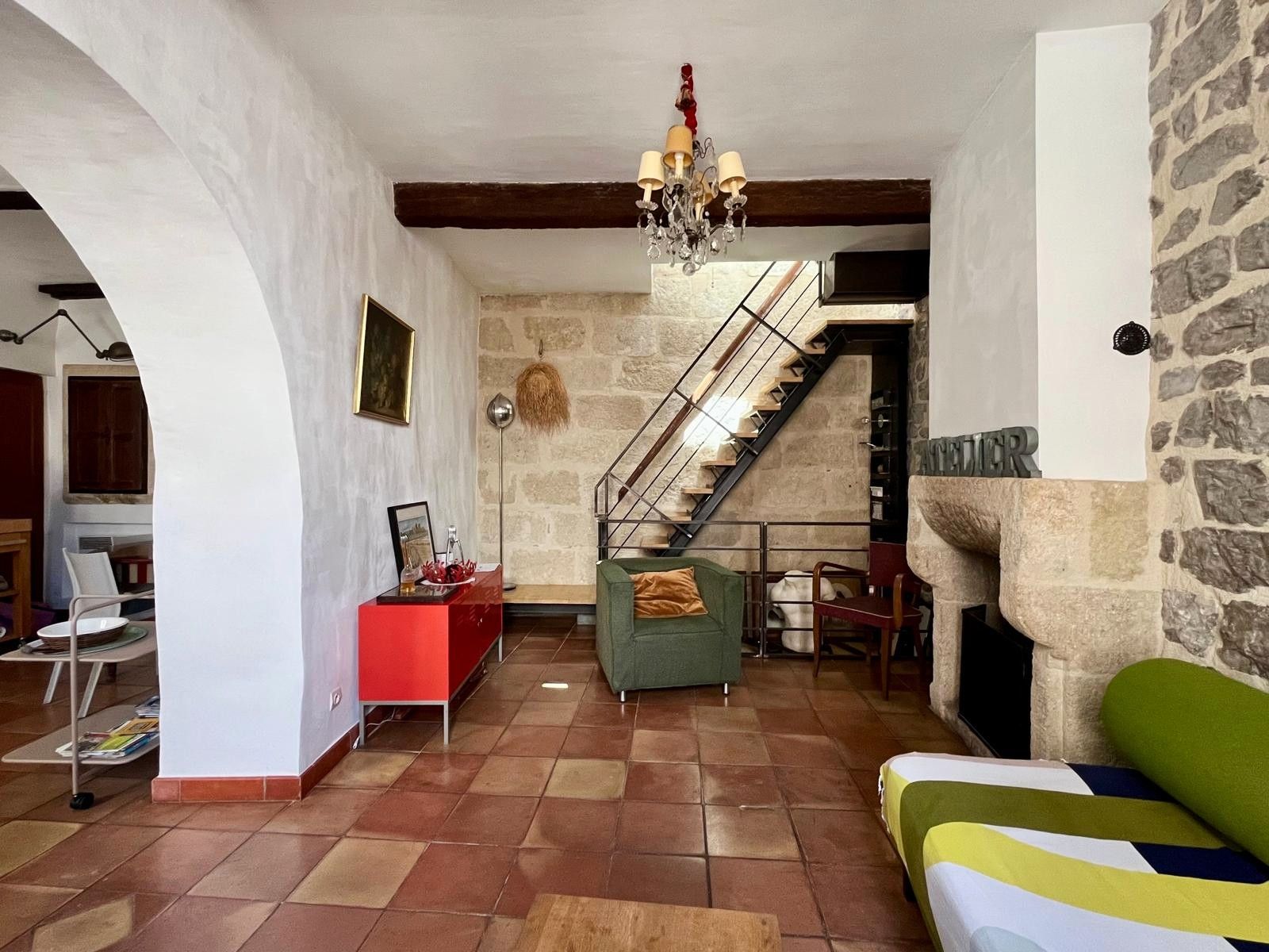 Le séjour et l'escalier vers la chambre et la salle d'eau Le séjour et l'escalier vers la chambre et la salle d'eau