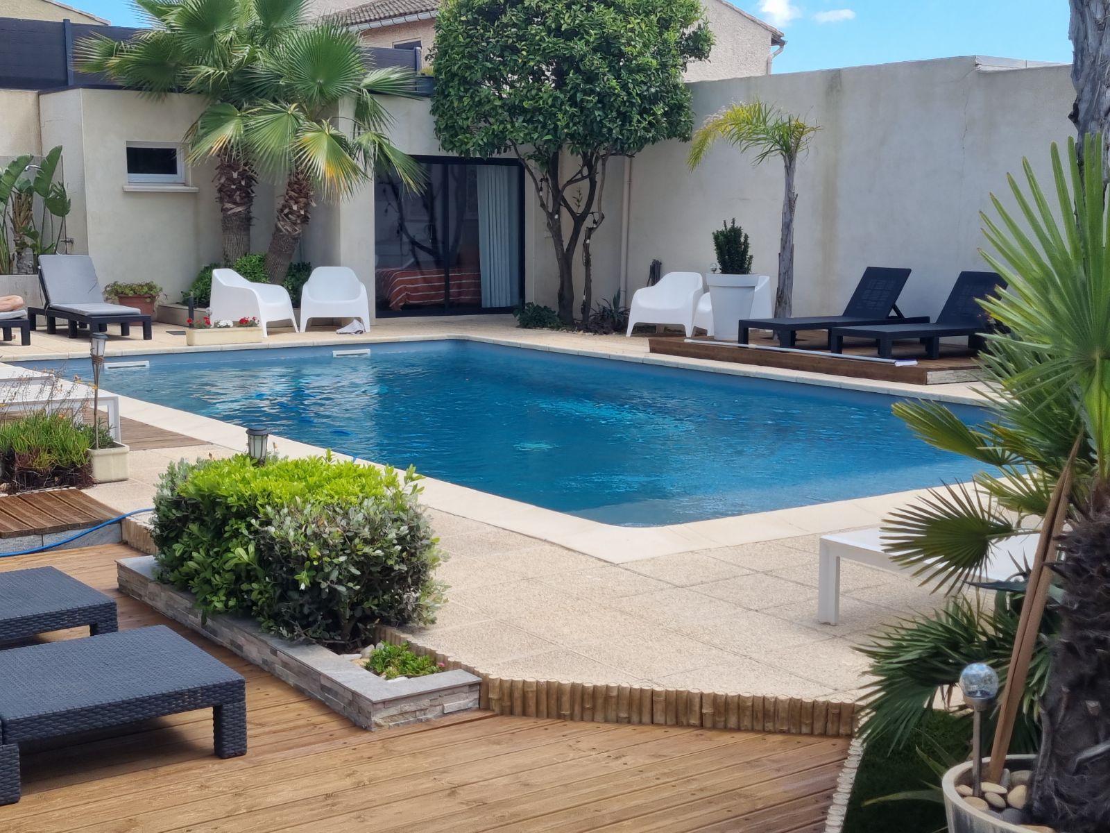 Terrasse Palmier cot� piscine