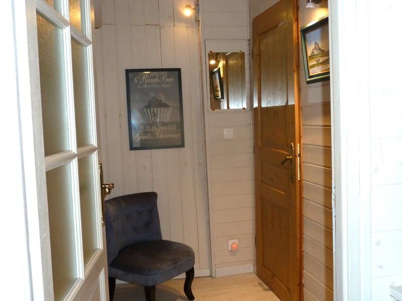 L'entrée des sanitaires L'entrée des sanitaires