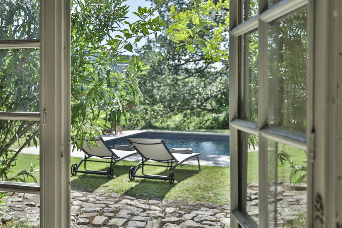 Salon fenêtre Sud Gîte Prieuré La Madelène Salon fenêtre Sud Gîte Prieuré La Madelène