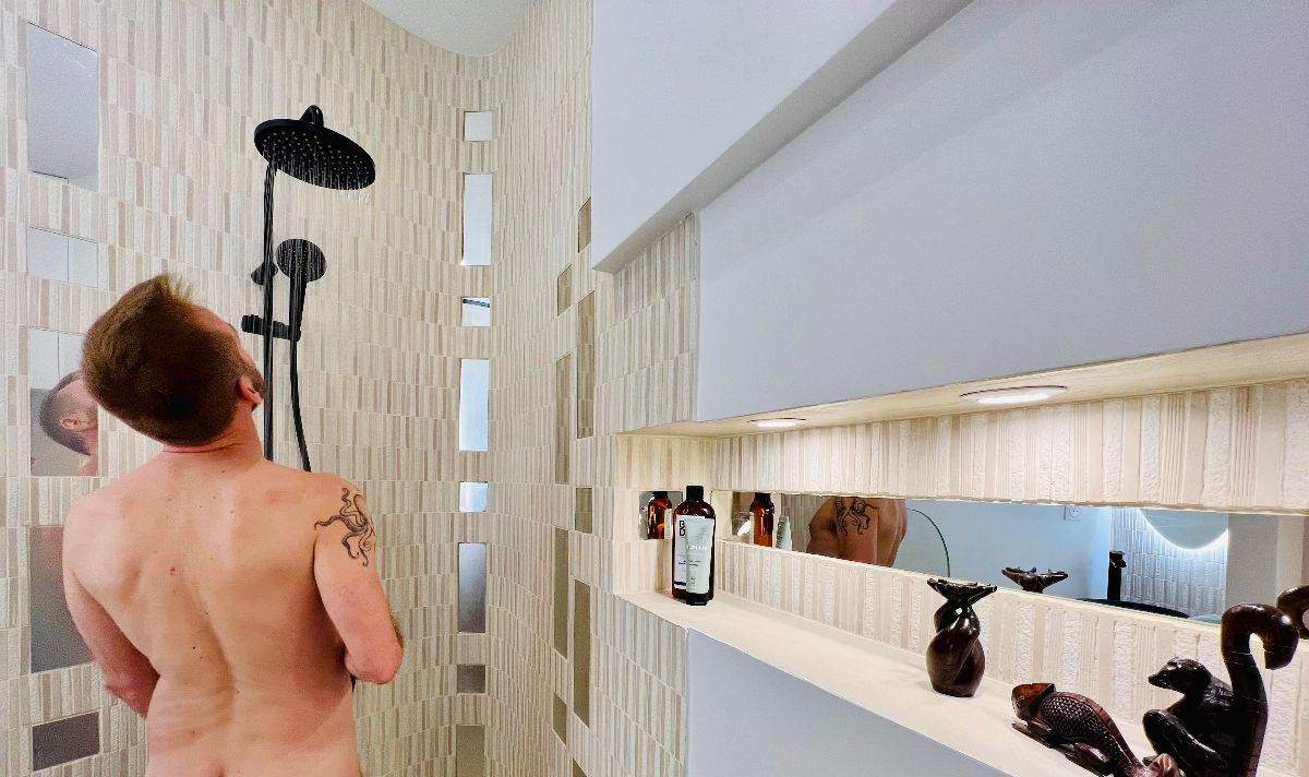 La salle de douche est  l'italienne, trs agable avec ses petits miroirs. 