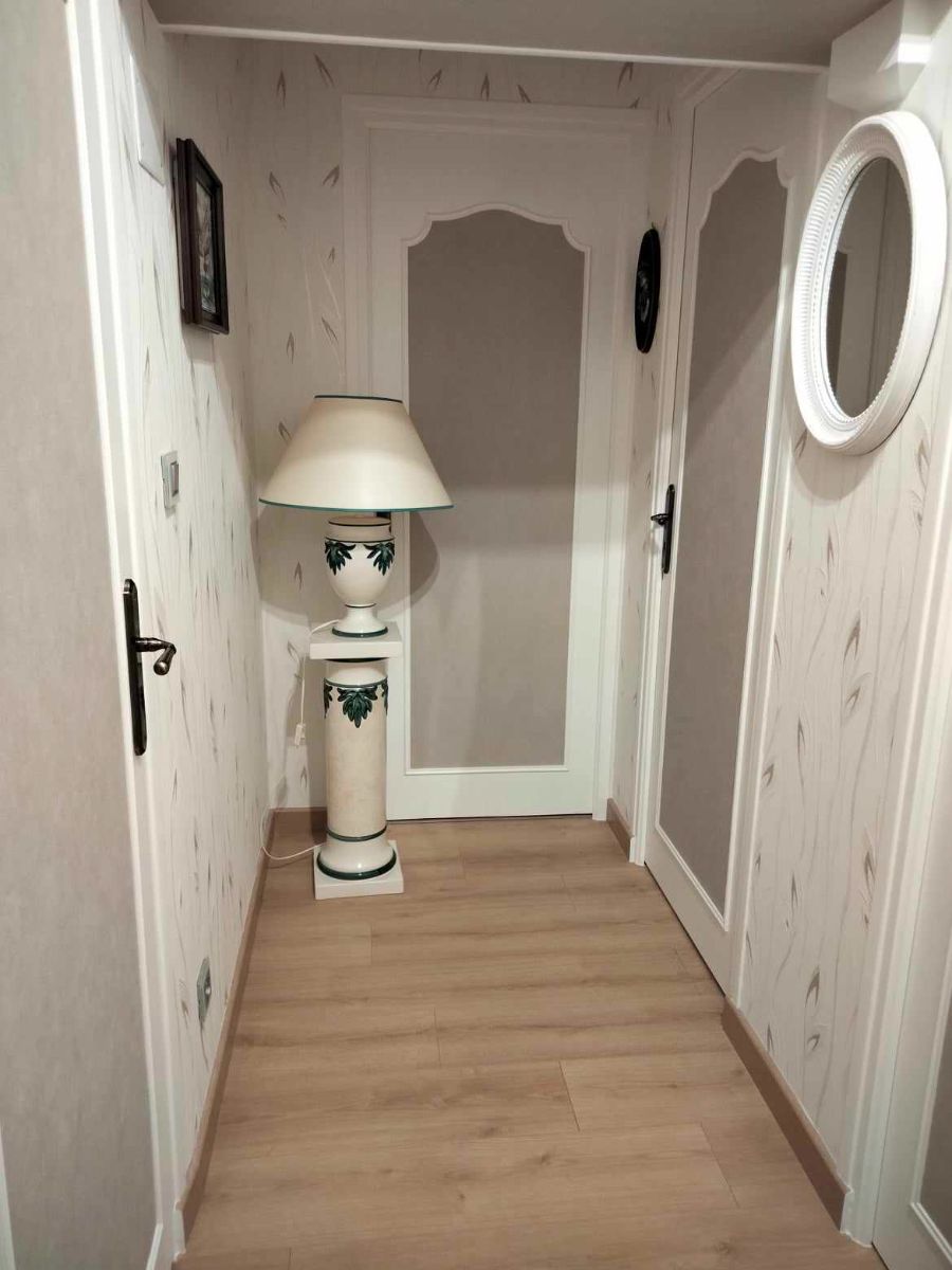 Couloir qui dessert les deux chambres Bureau WC et salle de bain Couloir qui dessert les deux chambres Bureau WC et salle de bain