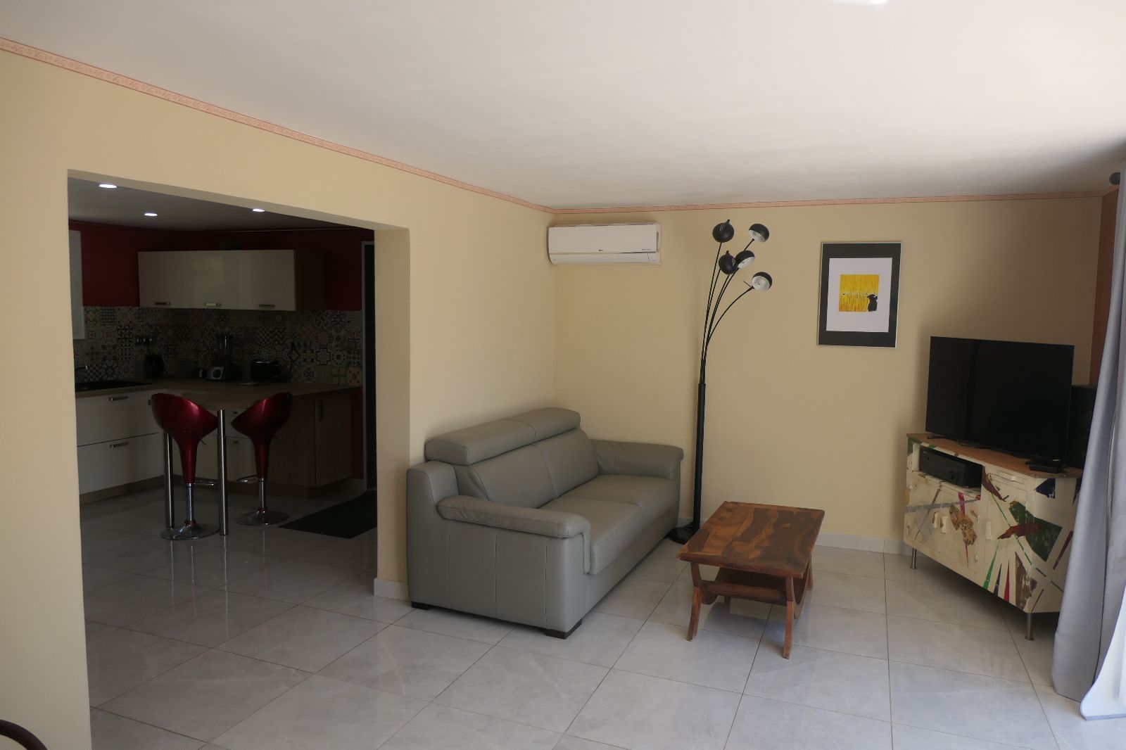 grand séjour lumineux avec sa baie vitrée grand séjour lumineux avec sa baie vitrée