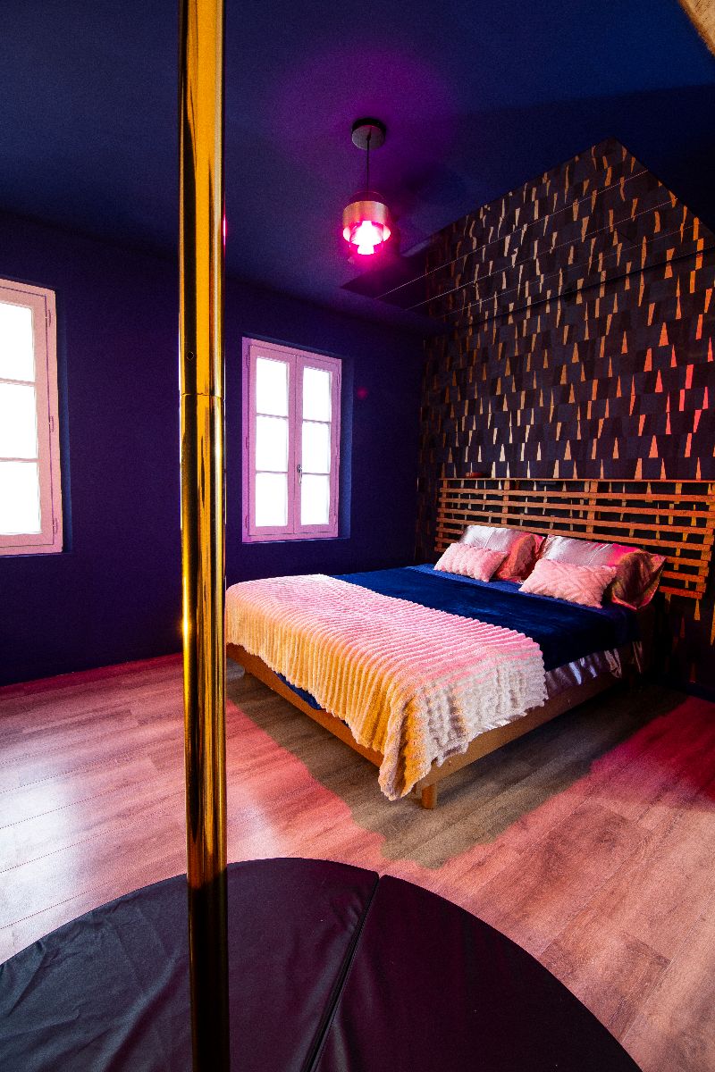 bedroom, queen size, pole dance bar