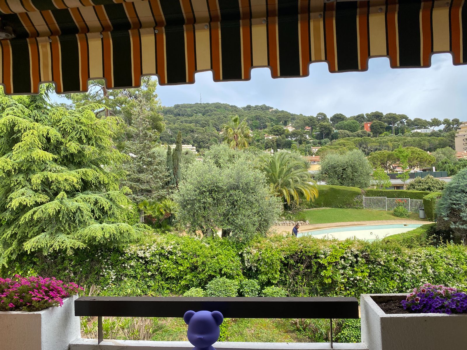 Terrasse EST avec vue sur la piscine