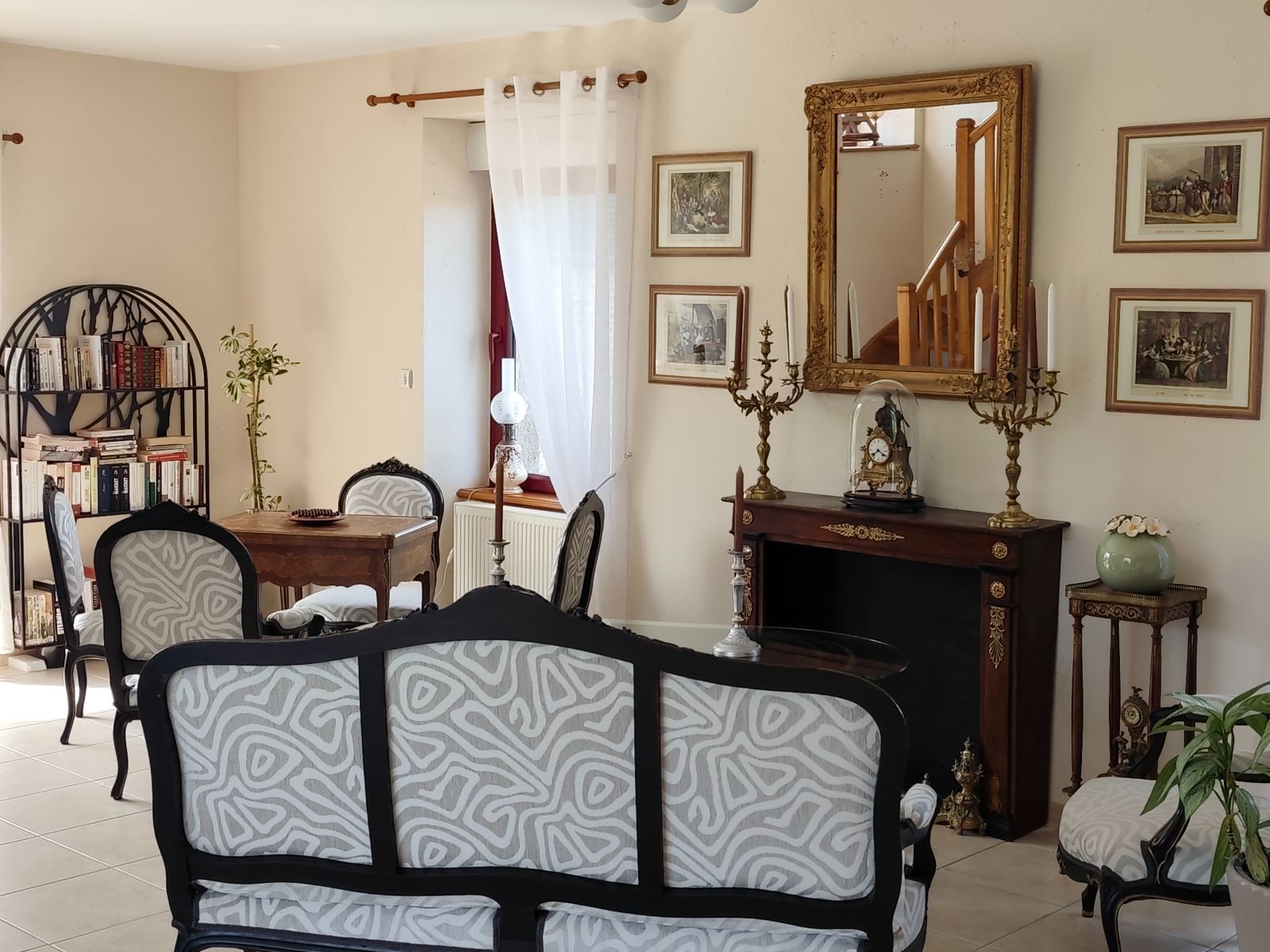 Le salon et sa biblioth�que