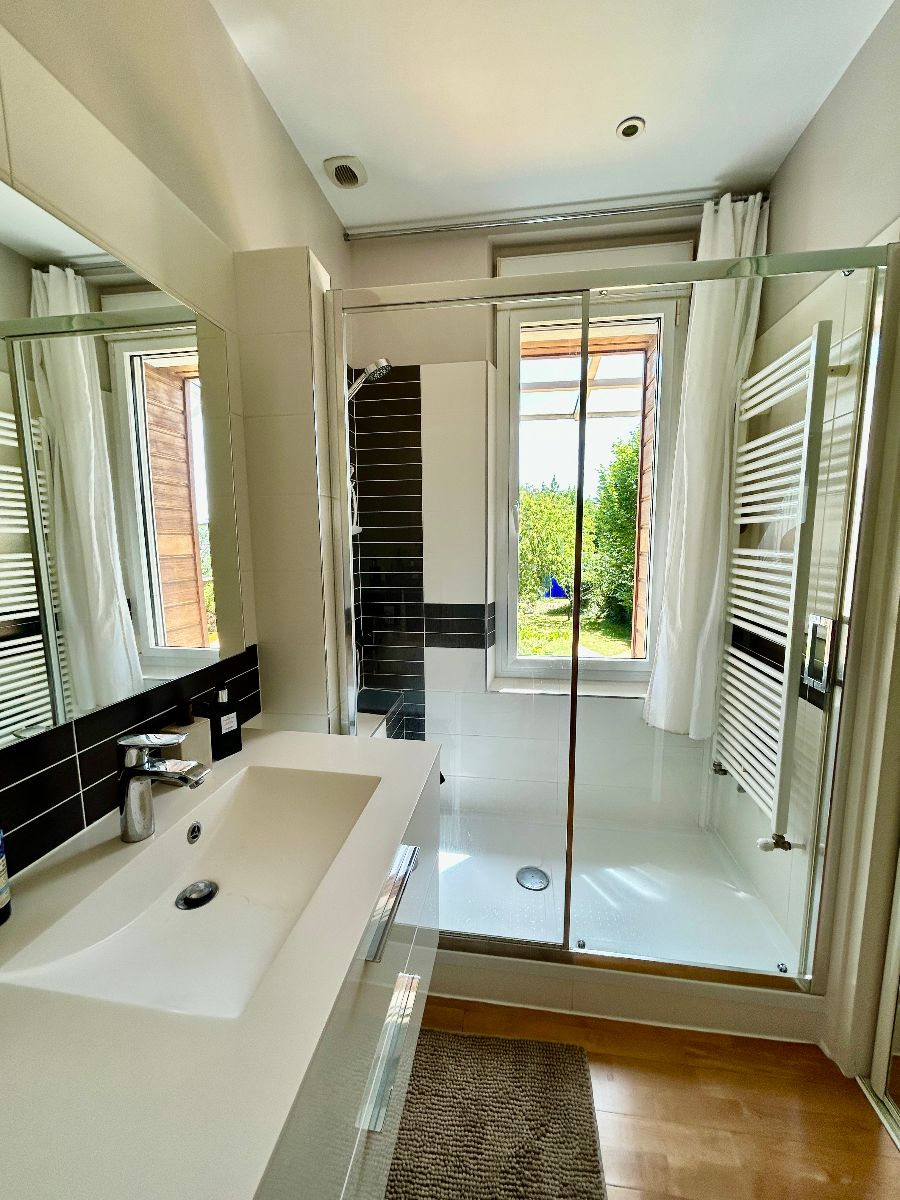 La salle de bain avec vue sur le jardin