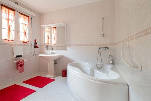 Chambre romantique grande baignoire pour bain à deux