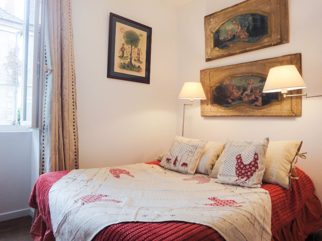 Chambre aux trumeaux : Chambre double vue sur le chteau des Eyzies, douche,wc, vasque, wifi gratuit, TV cran plat. Petits djeuners offerts. Tarifs : 55 en basse saison / 65 en haute saison 