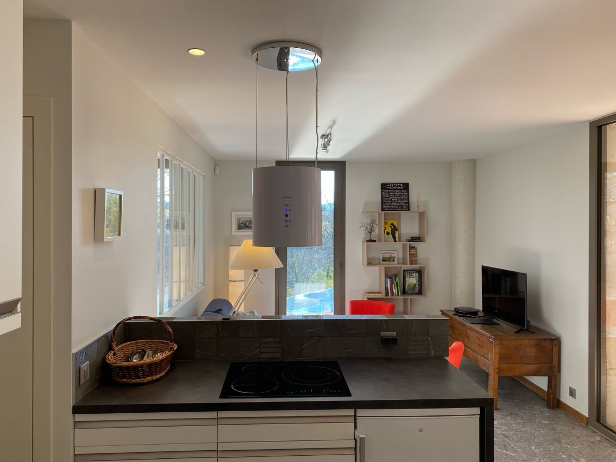 Cuisiner avec un il sur la piscine