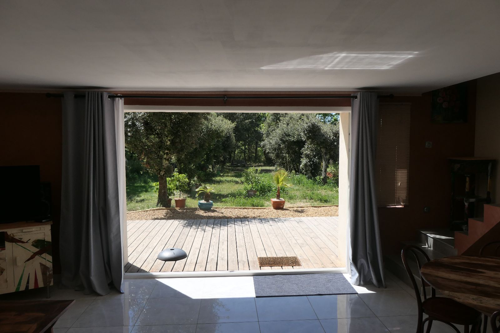 grande baie vitrée donnant sur la terrasse grande baie vitrée donnant sur la terrasse