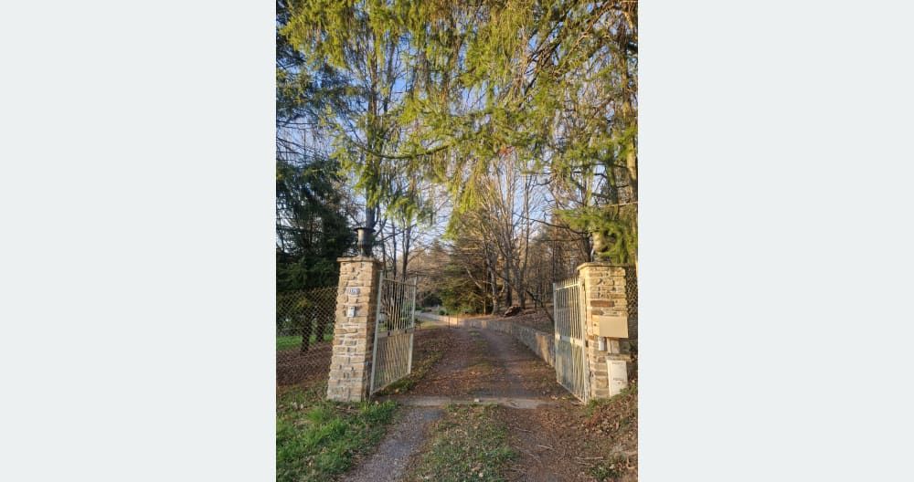 accs  la proprit entierement cloture