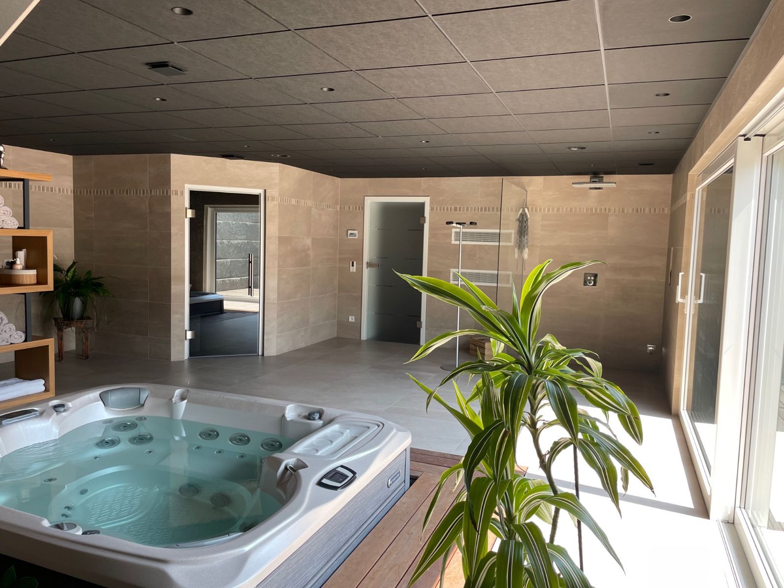 Espace bienb-etre avec spa et sauna Espace bienb-etre avec spa et sauna
