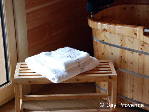 Profiter d'un moment de détente et de bien être dans la baignoire en bois Profiter d'un moment de détente et de bien être dans la baignoire en bois
