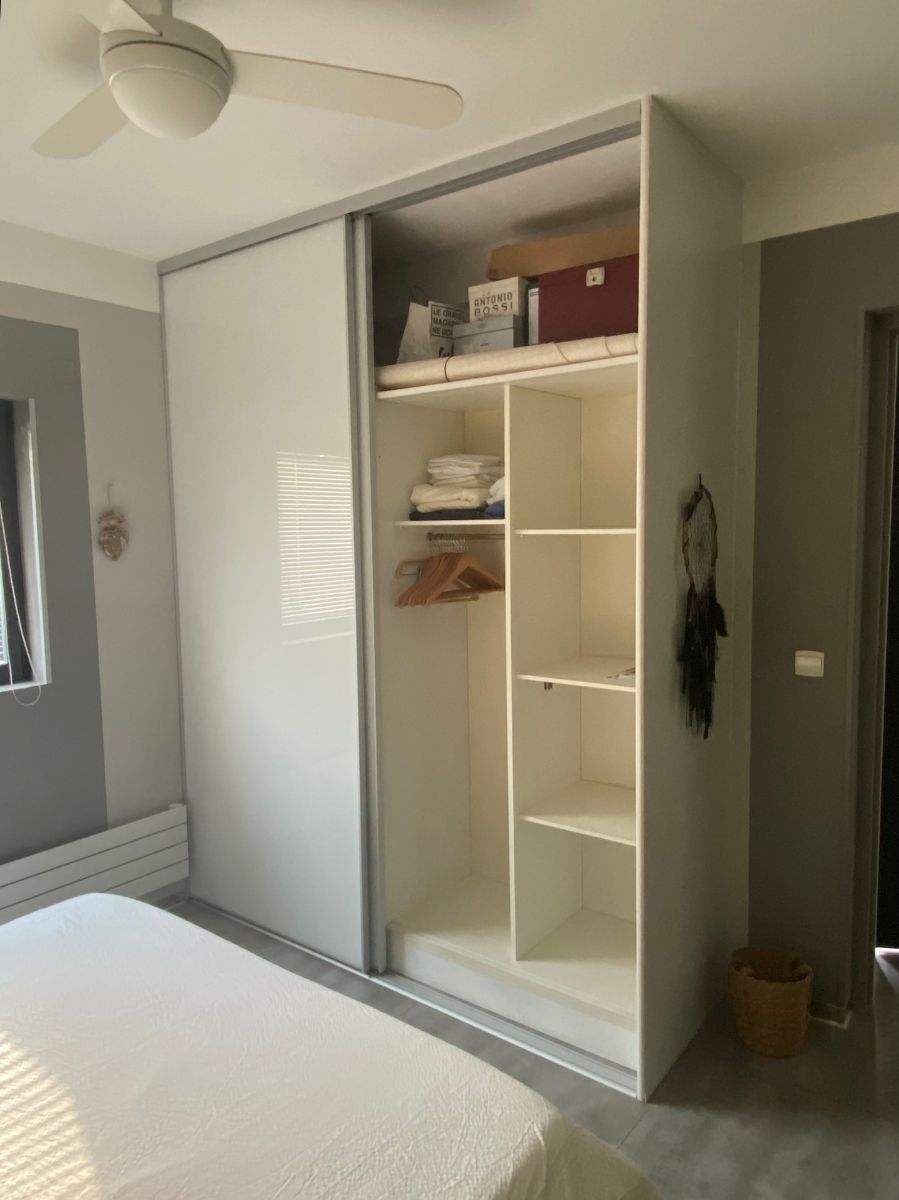 Placard penderie dans la chambre