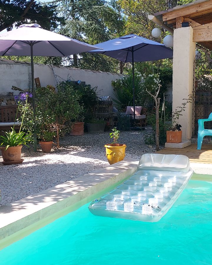 Ct jardin : la terrasse et la piscine de 4,75 m x 3,25 m