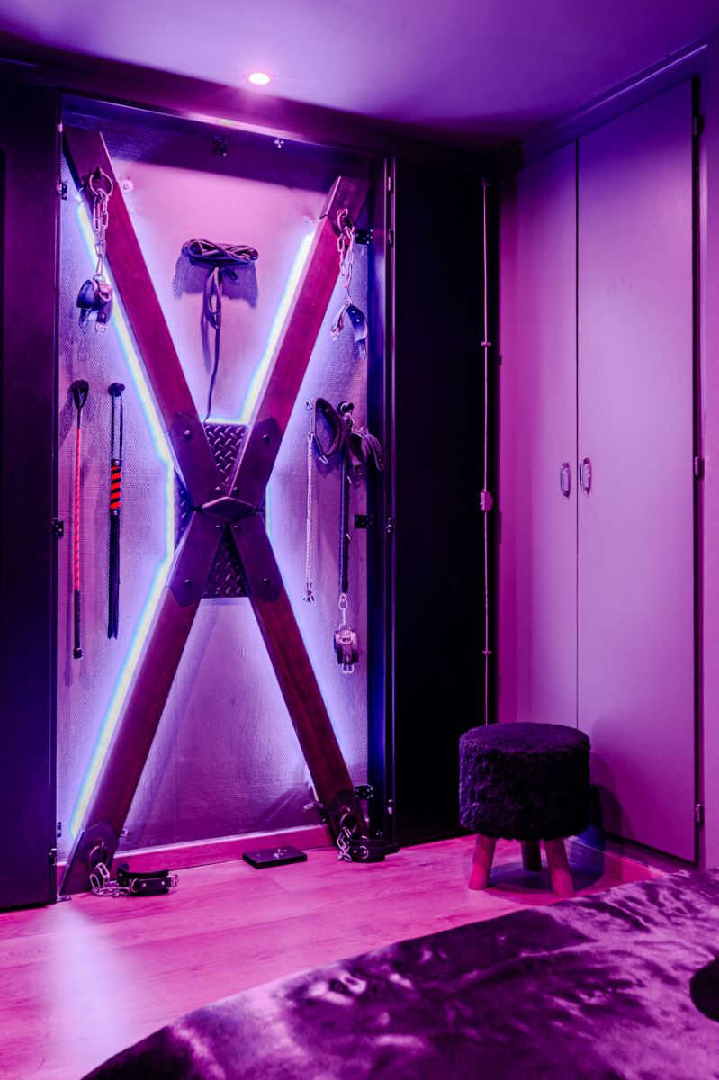 Ancrée au mur de la chambre, une véritable croix de Saint-André et une boite coquine vous attendent... Ancrée au mur de la chambre, une véritable croix de Saint-André et une boite coquine vous attendent...