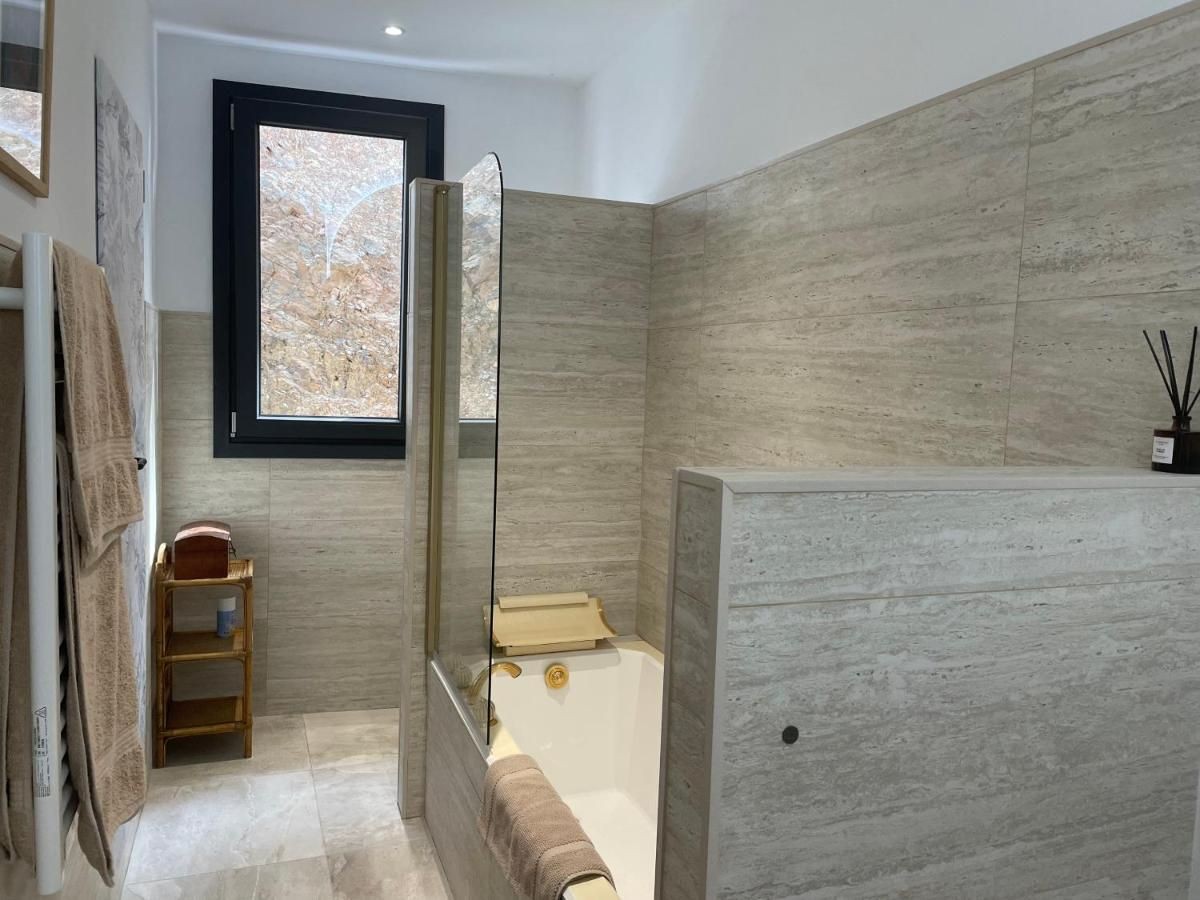 Salle de baisn avec baignoire et douche Salle de baisn avec baignoire et douche