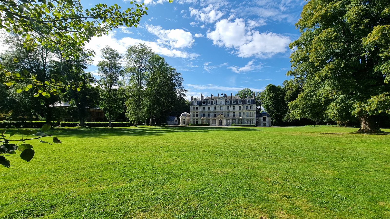 Le chateau de Brumare face au gite Le chateau de Brumare face au gite