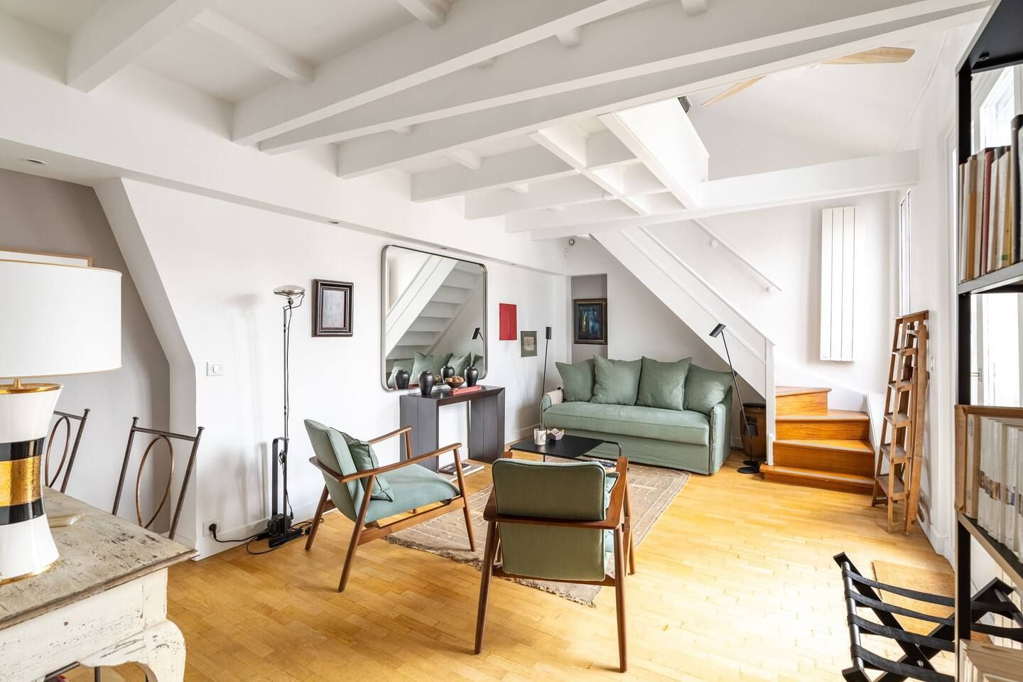 Salon & Sjour avec canap, fauteuils, bibliothque 