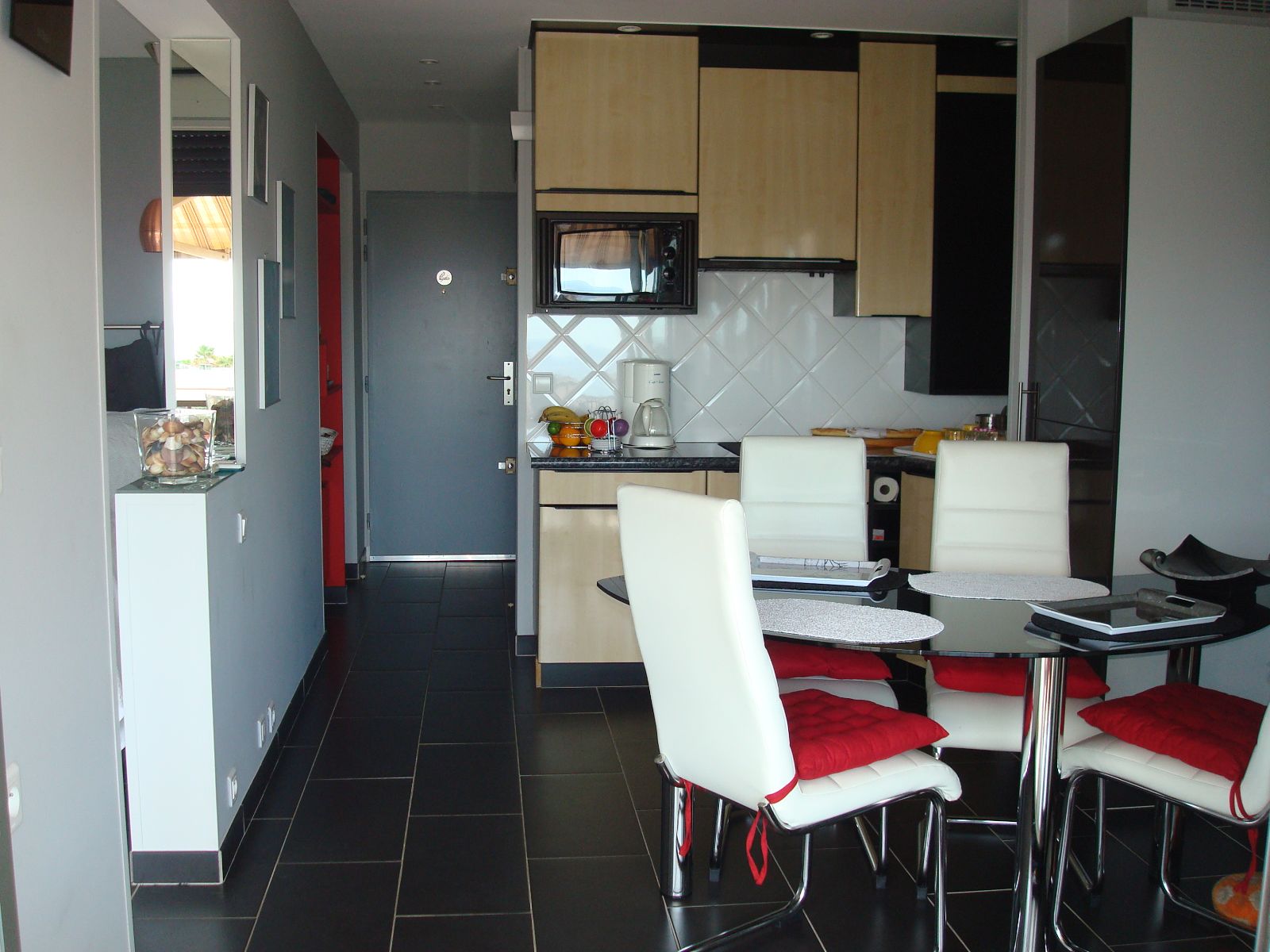 LES MARQUIS Le séjour cuisine LES MARQUIS Le séjour cuisine