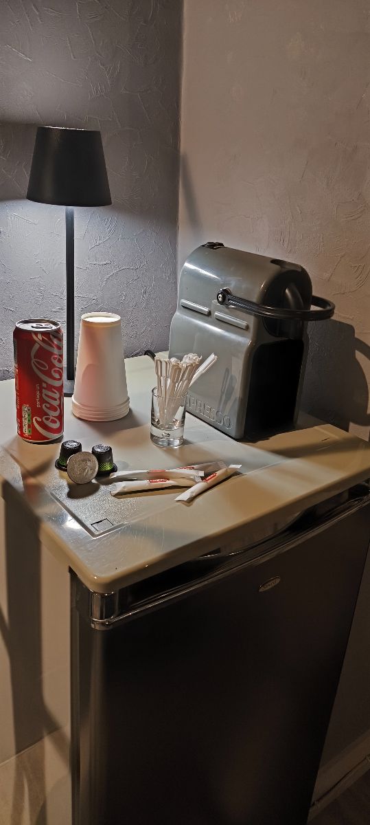 Cafetire Nespresso et rfrigrateur disponible dans la chambre
