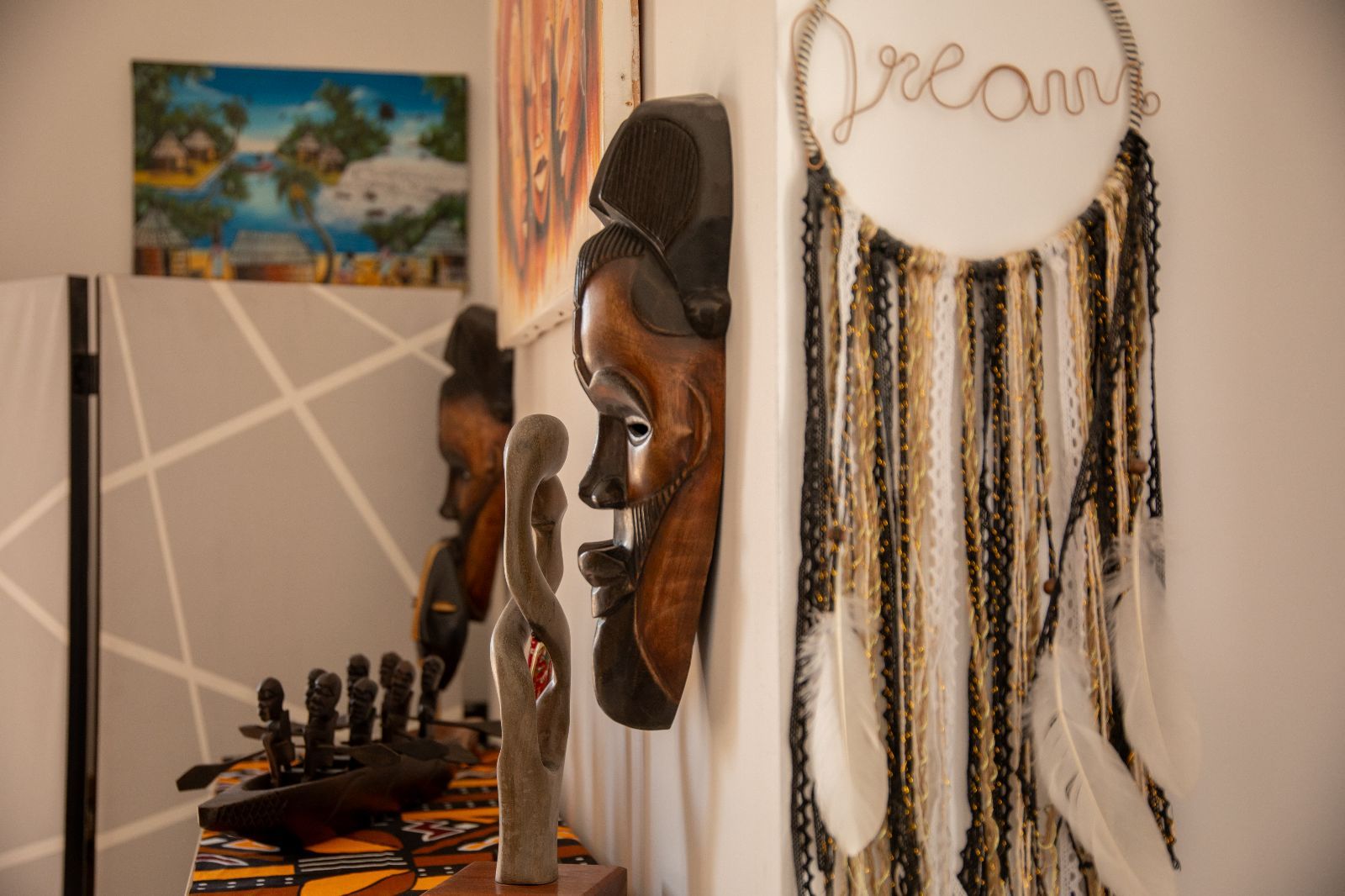 La chambre Coeur d'Afrique vous invite à un voyage sensoriel unique entre teintes ocres, bois sculptés, textiles traditionnels et objets d’artisanat soigneusement sélectionnés. La chambre Coeur d'Afrique vous invite à un voyage sensoriel unique entre teintes ocres, bois sculptés, textiles traditionnels et objets d’artisanat soigneusement sélectionnés.