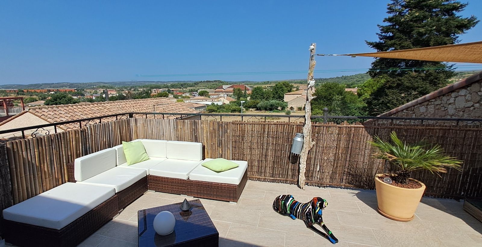 Caf en terrasse au lever du soleil 