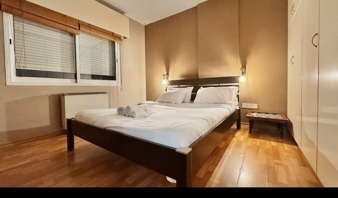 Chambre n° 1 (Maronne), lit queen-size (160 cm), pour 2 personnes Chambre n° 1 (Maronne), lit queen-size (160 cm), pour 2 personnes
