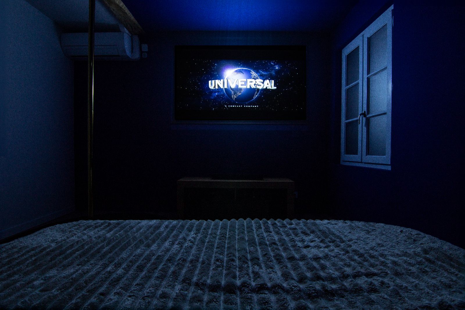 home cinma, vido projector in the bed