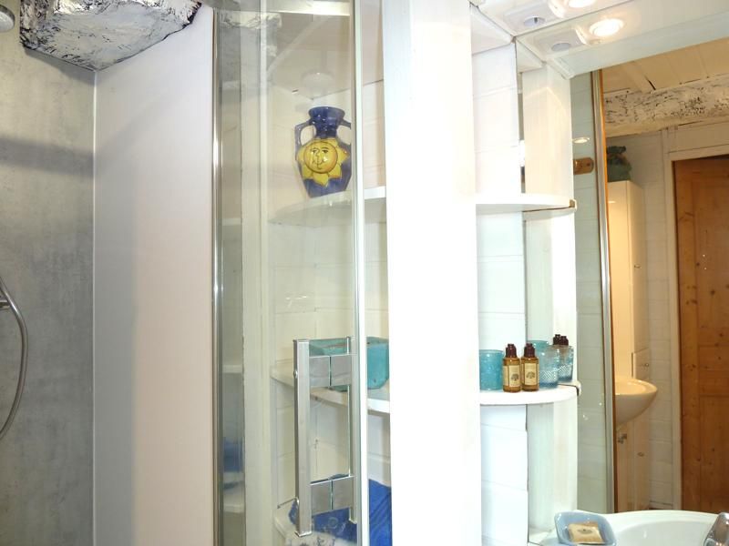 rangement à coté de la douche rangement à coté de la douche