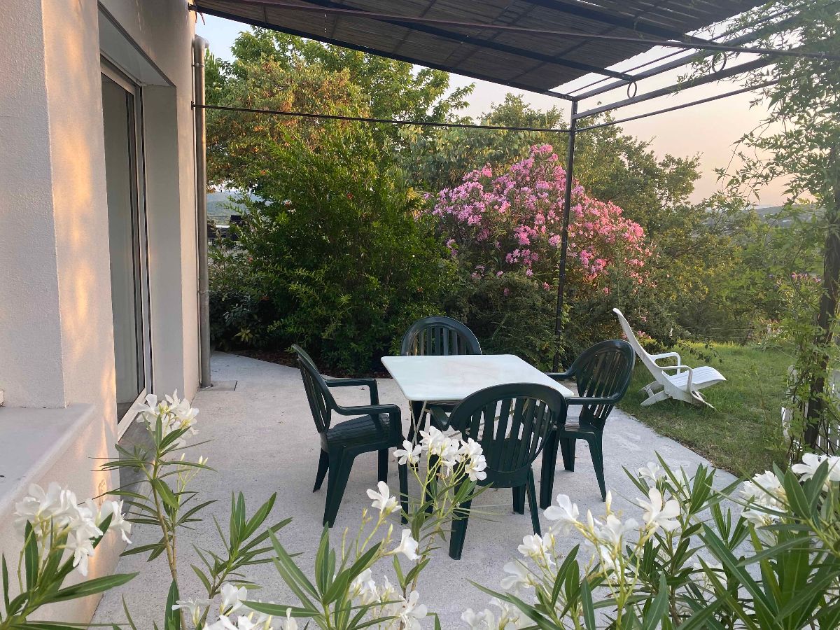 A l'ombre sous la terrasse