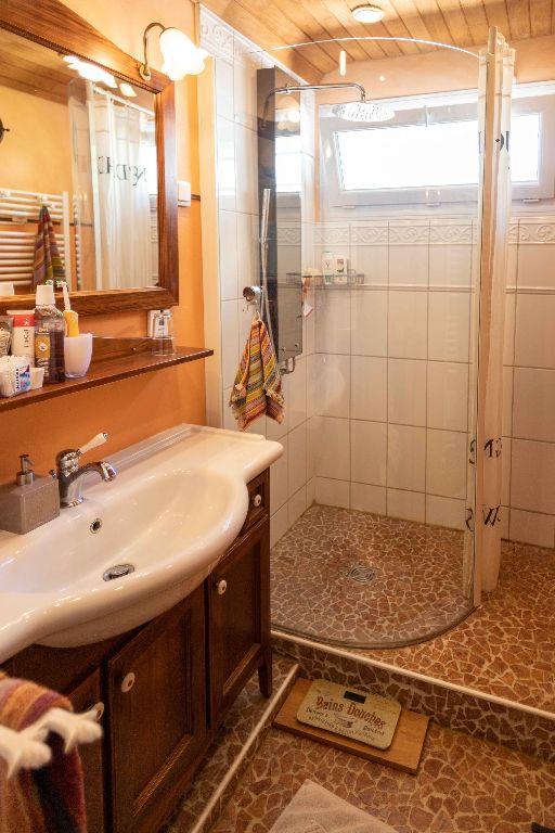 la salle de bain avec douche | bathroom with shower | Badezimmer mit Dusche