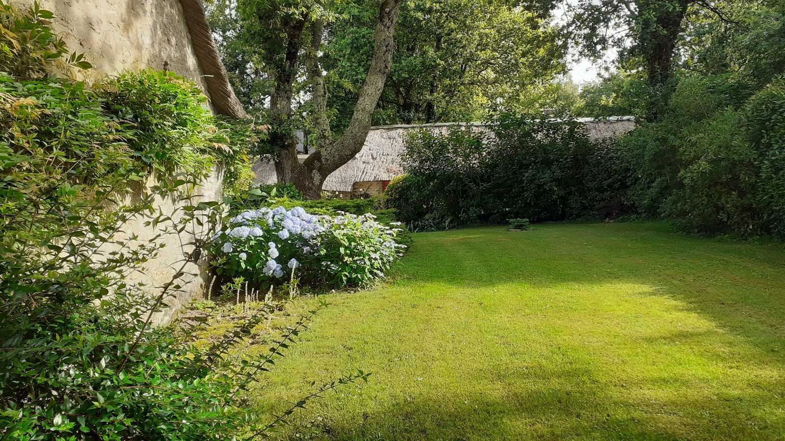 vue du gîte depuis le côté de la chaumière principale et du jardin vue du gîte depuis le côté de la chaumière principale et du jardin