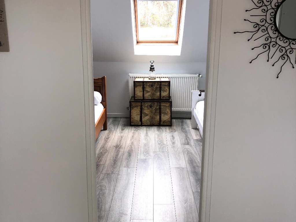 Troisime chambre avec 2 lits simples + 1 lit dappoint.