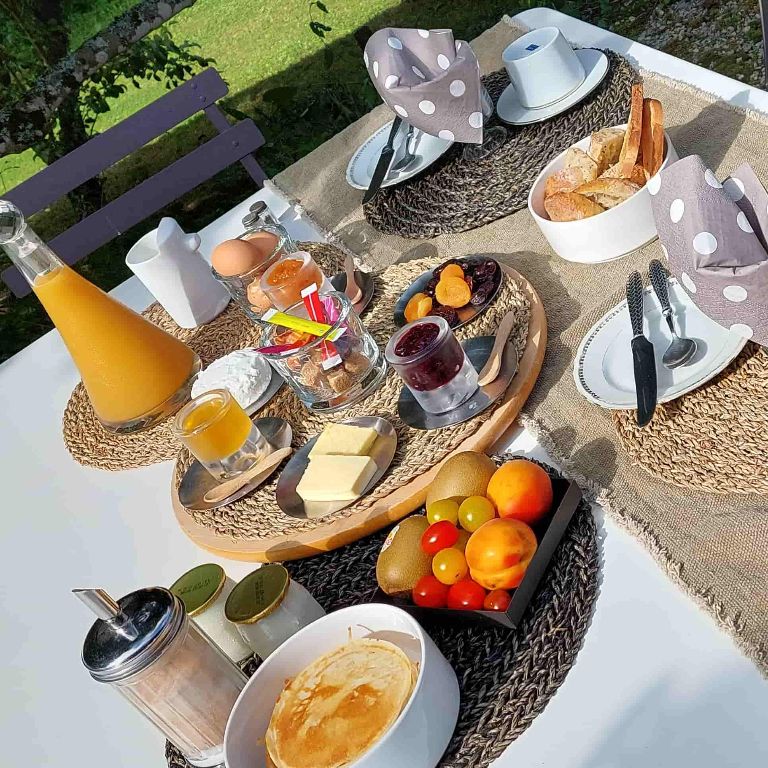 Petit-déjeuner un matin d'été, La Loge du Grand Cèdre 17100