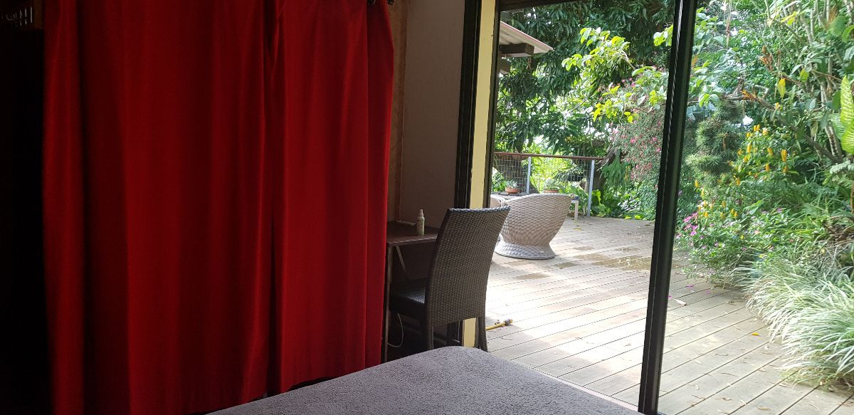 Chambre 2 avec acces terrasse arrière Chambre 2 avec acces terrasse arrière