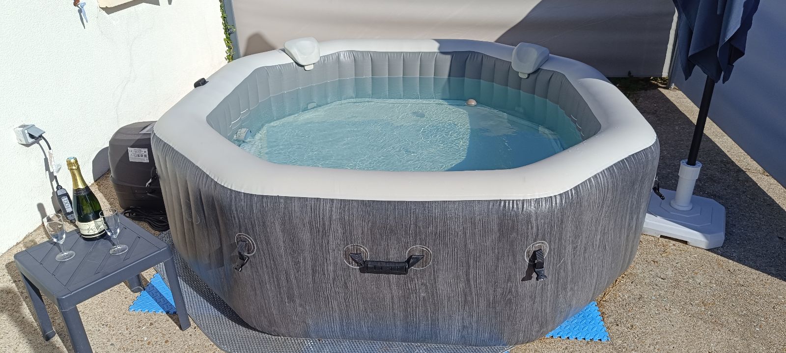 Terrasse avec jacuzzi 