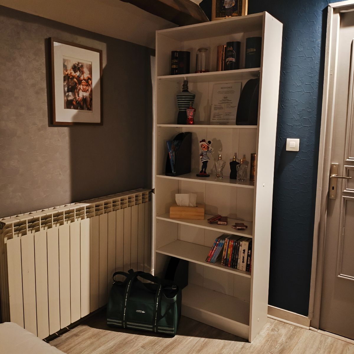 Des rangements, des jeux et de la culture Gay dans la chambre