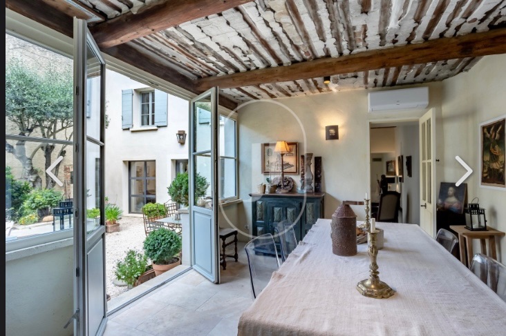 Salle  manger donnant sur le patio et la piscine