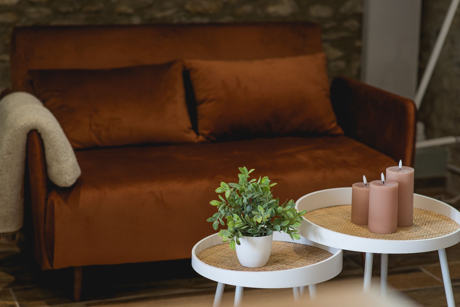 Un intrieur soign, pens pour votre confort, avec canap douillet et dcoration raffine