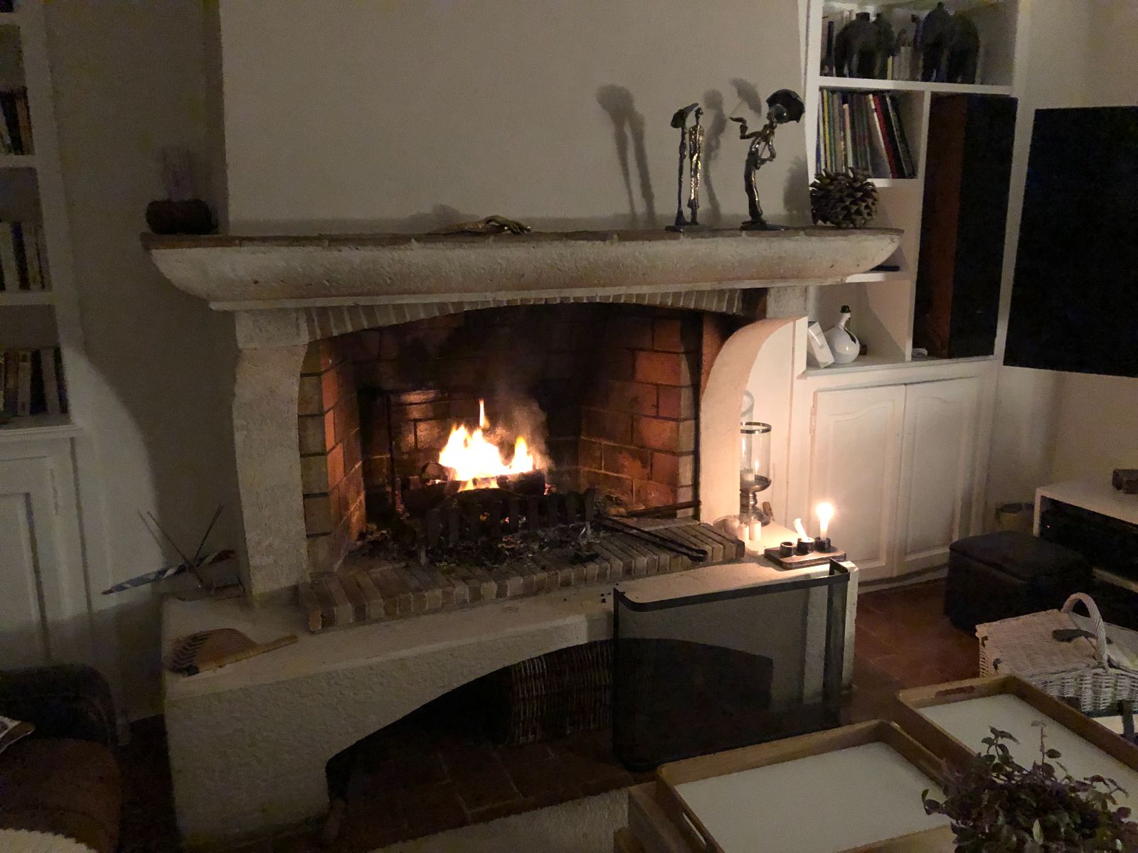 Coin chemine dans le salon