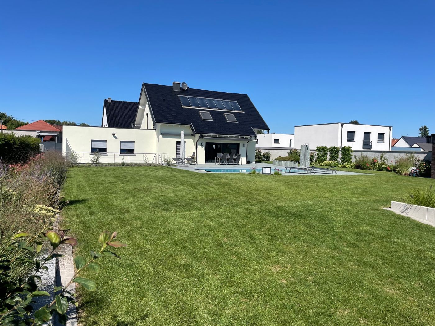 La maison vue du jardin La maison vue du jardin