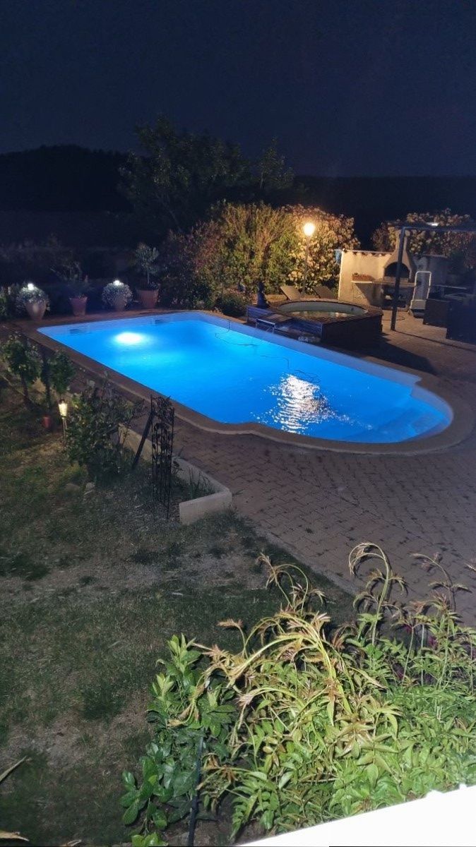 Vue nocturne de la piscine Vue nocturne de la piscine