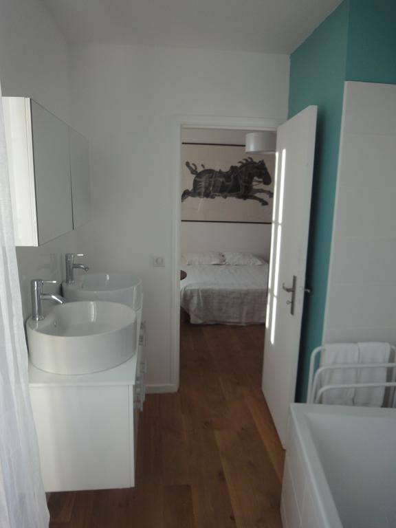 Chambre Cheval : Chambre double vue jardin, baignoire, wc, vasque, wifi gratuit, TV cran plat. Dcoration trs colore pour un sjour en dtente. 