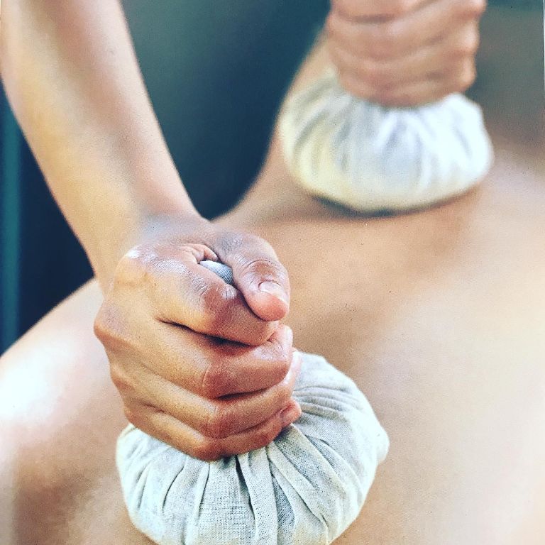 Massage aux pochons 