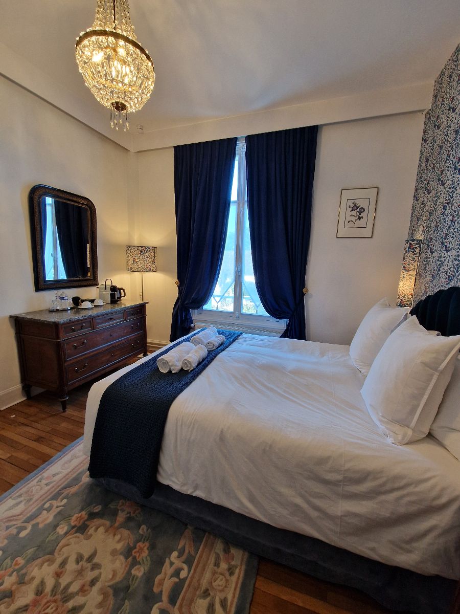 la chambre Bleue, de style Louis XVI, d'une superficie de 18m2 dispose d'un lit de 160 x 200 la chambre Bleue, de style Louis XVI, d'une superficie de 18m2 dispose d'un lit de 160 x 200